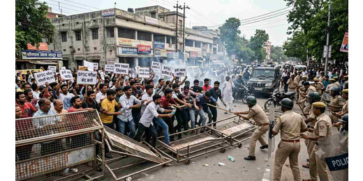 पटना में BPSC को लेकर उबाल : प्रदर्शनकारियों ने तोड़ी बैरिकेडिंग, पुलिस से झड़प